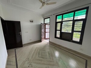 Room in 3 BHK Builder Floor at Auram Floor, South City 2 – for Rent