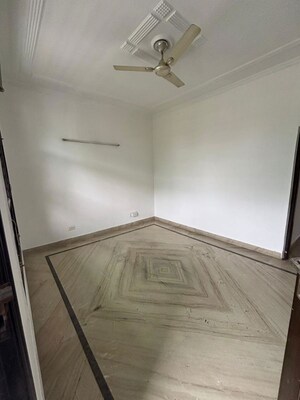 Room in 3 BHK Builder Floor at Auram Floor, South City 2 – for Rent
