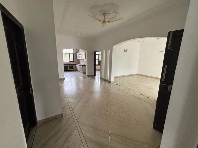 Bathroom, auram-floor 3 Bedroom 2400 Sq.Ft. Builder Floor In South City 2 Gurgaon 10636508
