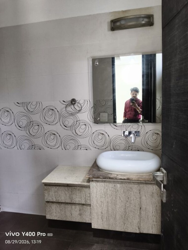 Bathroom, vipul-world-floors 1.5 Bedroom 1500 Sq.Ft. Builder Floor In Sector 48 Gurgaon 10636632