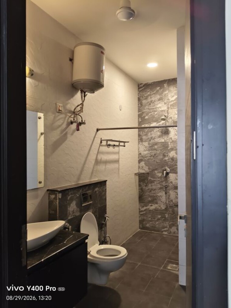 Bathroom, vipul-world-floors 1.5 Bedroom 1500 Sq.Ft. Builder Floor In Sector 48 Gurgaon 10636632