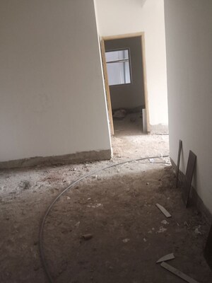 Room in 2 BHK Apartment at Alkapuri – for Sale