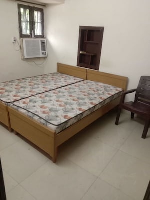 Bedroom in 2 BHK Builder Floor at Sector 44 – for Rent