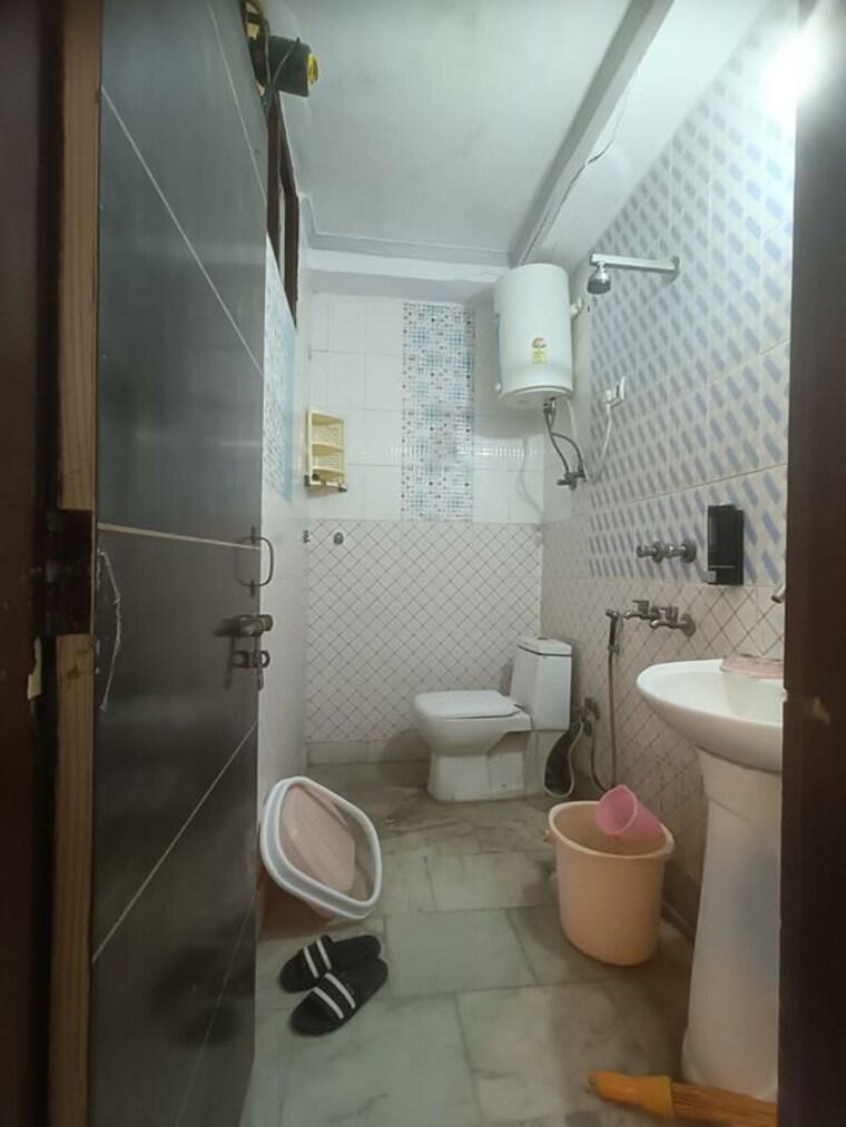 Bathroom, panchsheel vihar 3 Bedroom 90 Sq.Yd. Builder Floor In Panchsheel Vihar Delhi 10636723