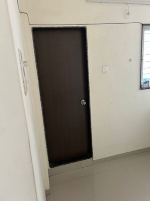 Room in 3 BHK Apartment at Suyog Spring Field, Kharadi – for Rent