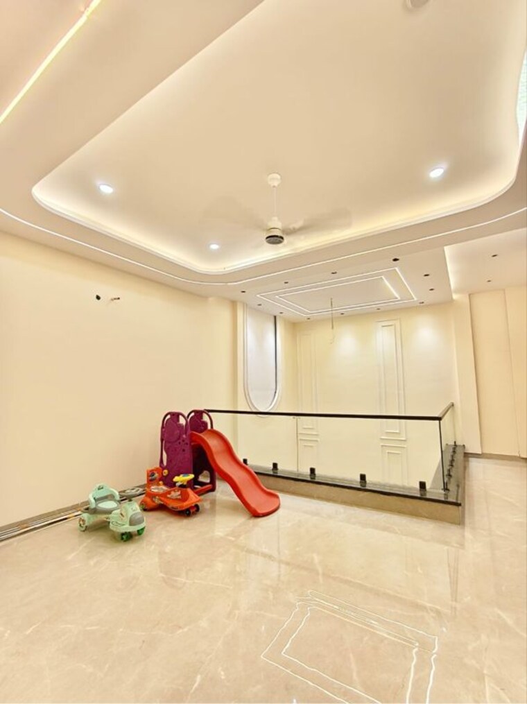 Room, sector 125 4 Bedroom 200 Sq.Yd. Independent House In Sector 125 Kharar 10636794