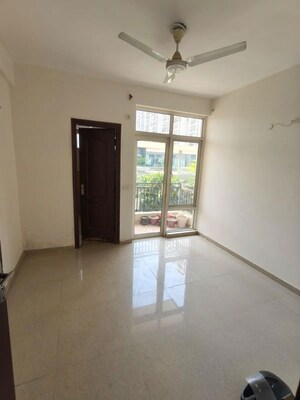 Room in 3 BHK Apartment at Omaxe R2, Gomti Nagar – for Rent