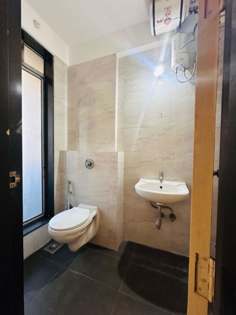 Bathroom, aaradhana-jai-matadee 1.5 Bedroom 550 Sq.Ft. Apartment In Bhaskar Colony Thane 10636882