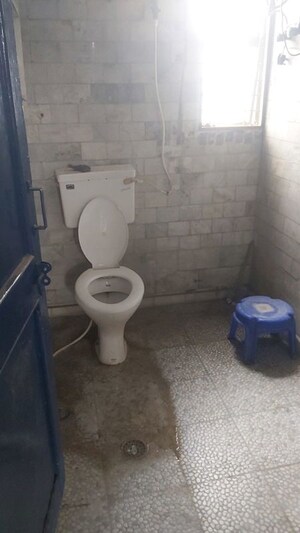 Bathroom in 1.5 BHK Apartment at Mayur Vihar – for Rent