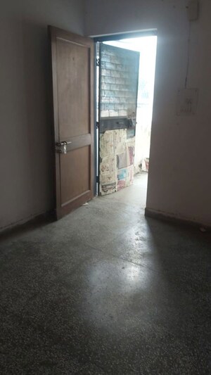 Room in 1.5 BHK Apartment at Mayur Vihar – for Rent