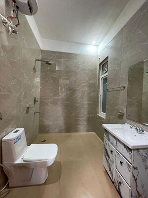 Bathroom in 1 RK Builder Floor at Dlf City Phase 3 – for Rent