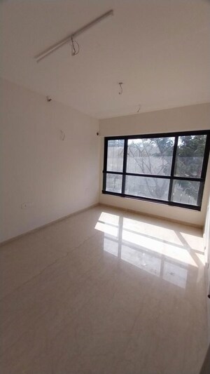 Room in 5 BHK Apartment at Kalpataru Magnus, Bandra East – for Rent