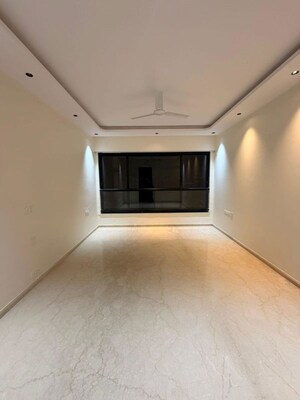 Room in 5 BHK Apartment at Kalpataru Magnus, Bandra East – for Rent