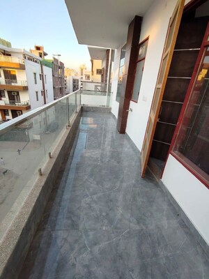 Balcony in 1 RK Builder Floor at Sector 52 – for Rent
