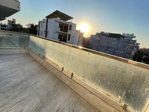 Balcony in 1 RK Builder Floor at Sector 52 – for Rent