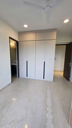 Room in 4 BHK Apartment at Kalpataru Magnus, Bandra East – for Rent