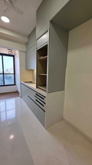 Room in 4 BHK Apartment at Kalpataru Magnus, Bandra East – for Rent