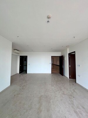 Room in 3 BHK Apartment at Lokhandwala Minerva Mahalaxmi, Mahalaxmi – for Rent