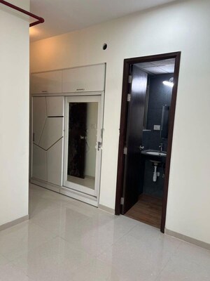 Room in 2.5 BHK Apartment at Prescon Midtown Bay, Mahim West – for Rent