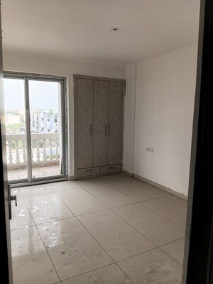 Room in 3 BHK Apartment at Green Valley Residencia, Ghazipur – for Sale