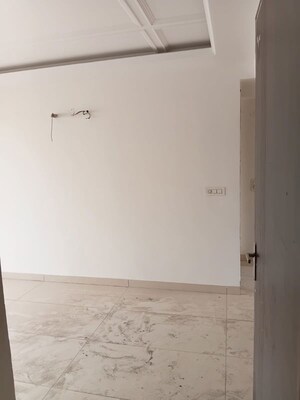 Room in 3 BHK Apartment at Green Valley Residencia, Ghazipur – for Sale