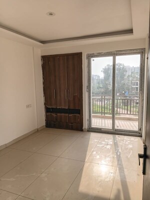 Room in 3 BHK Apartment at Green Valley Residencia, Ghazipur – for Sale
