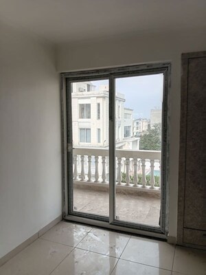 Room in 3 BHK Apartment at Green Valley Residencia, Ghazipur – for Sale