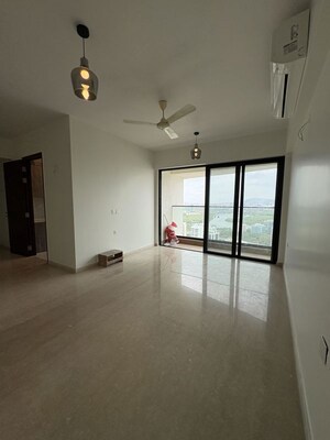 Room in 3 BHK Apartment at Kalpataru Magnus, Bandra East – for Rent