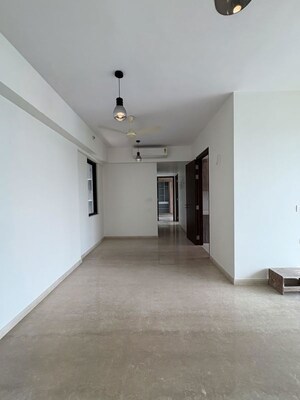 Room in 3 BHK Apartment at Kalpataru Magnus, Bandra East – for Rent