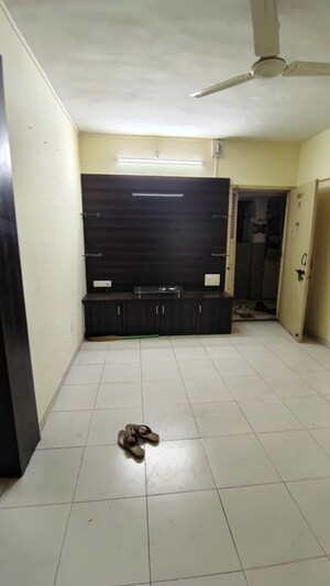 Furnished Amenities in 2 BHK Apartment at Belvalkar Chaitrangan, Katraj – for Rent