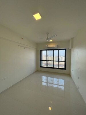 Room in 4 BHK Apartment at Kalpataru Magnus, Bandra East – for Rent