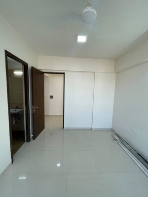 Room in 4 BHK Apartment at Kalpataru Magnus, Bandra East – for Rent