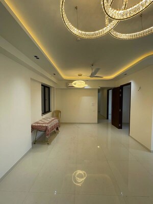Room in 4 BHK Apartment at Kalpataru Magnus, Bandra East – for Rent