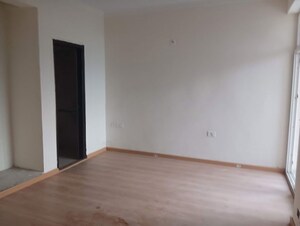 Room in 2.5 BHK Apartment at Amrapali Silicon City, Sector 76 – for Sale