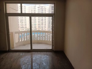 Room in 2.5 BHK Apartment at Amrapali Silicon City, Sector 76 – for Sale