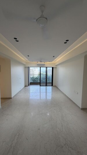 Room in 4 BHK Apartment at Kalpataru Magnus, Bandra East – for Rent