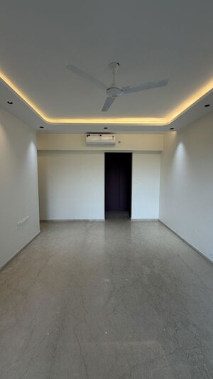 Room in 4 BHK Apartment at Kalpataru Magnus, Bandra East – for Rent