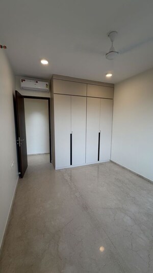 Room in 4 BHK Apartment at Kalpataru Magnus, Bandra East – for Rent
