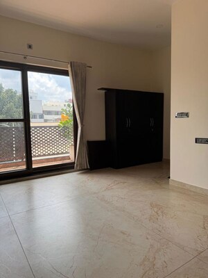 Room in 4 BHK Independent House at Vakil Garden City – for Sale
