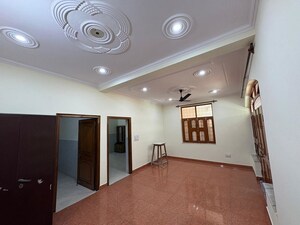 Room in 2 BHK Builder Floor at Sector 39 – for Rent