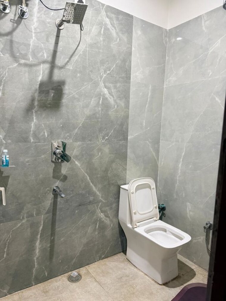 Bathroom, aman vihar 1 RK 1100 Sq.Ft. Builder Floor In Aman Vihar Dehradun 10637578
