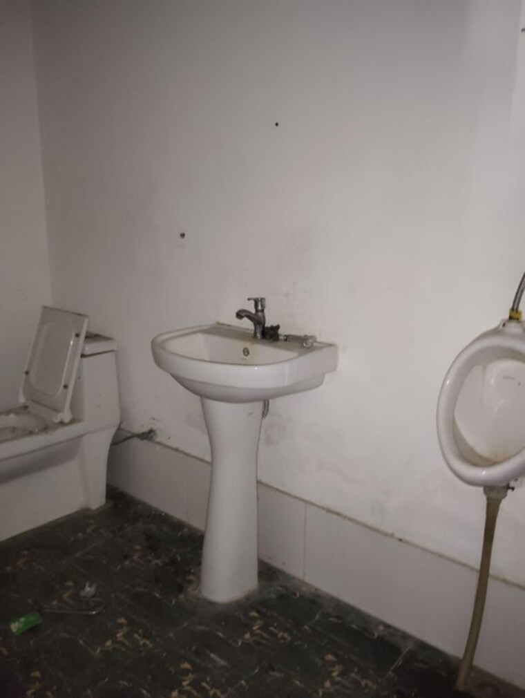 Bathroom, kn-apartments-khurram-nagar Commercial Showroom 1200 Sq.Ft. In Khurram Nagar Lucknow 10637548