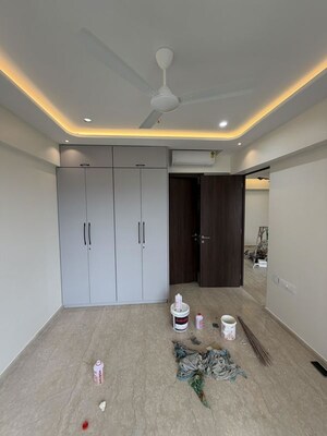 Room in 2 BHK Apartment at Kalpataru Magnus, Bandra East – for Rent