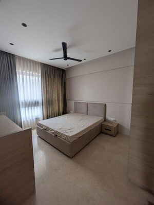 Room in 2 BHK Apartment at Kalpataru Magnus, Bandra East – for Rent