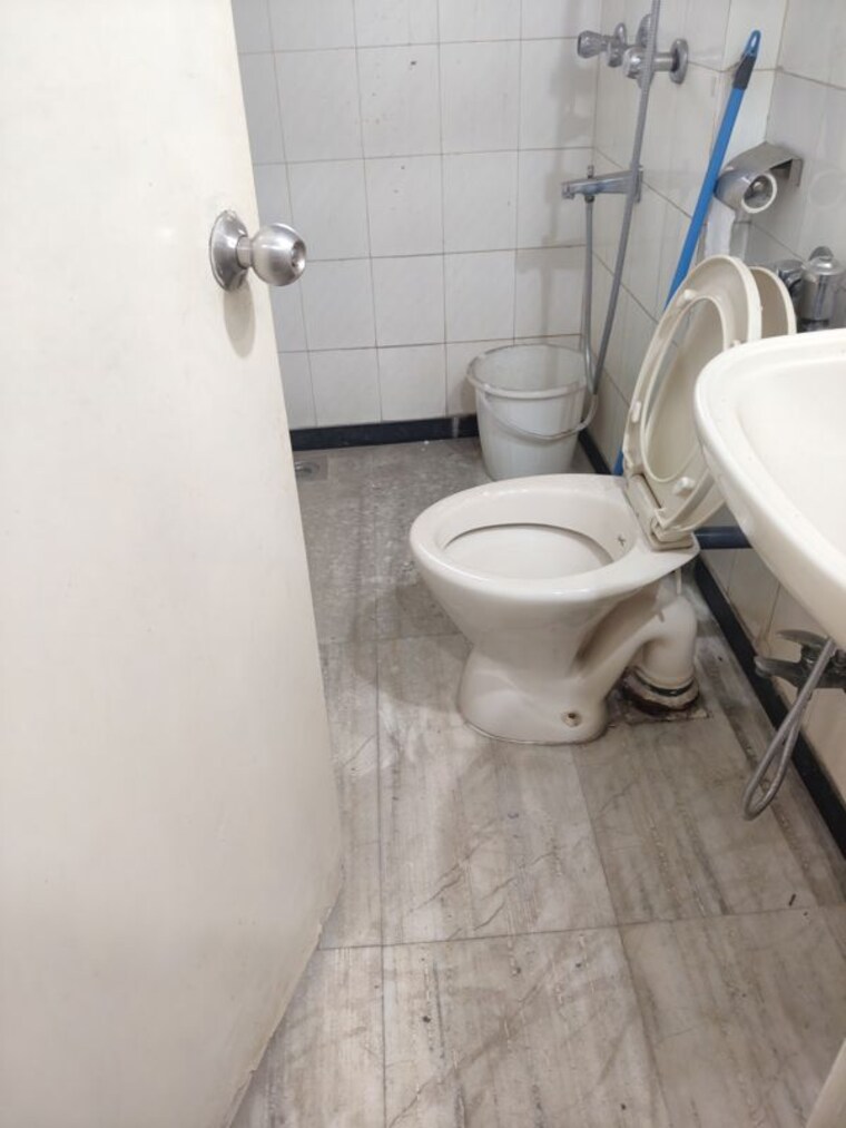 Bathroom, indra-darshan-apartment 4 Bedroom 1400 Sq.Ft. Apartment In Andheri West Mumbai 10637658
