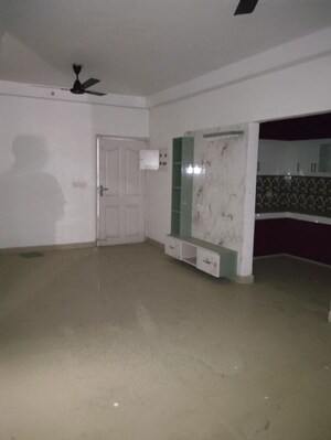 Room in 2 BHK Apartment at LDA Srijan Apartments, Aliganj – for Rent