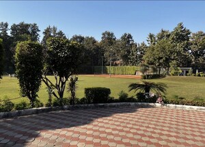 Parking in 6 BHK Independent House at Chattarpur – for Rent