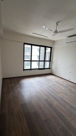 Room in 3 BHK Apartment at Bandra Kurla Complex – for Rent