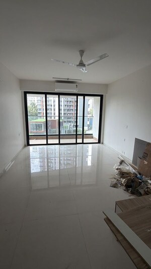 Room in 3 BHK Apartment at Bandra Kurla Complex – for Rent