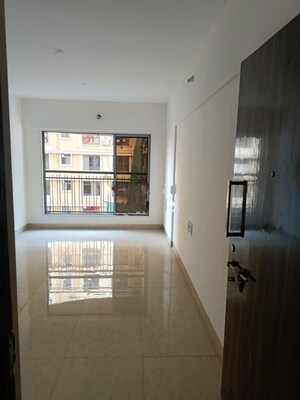 Room in 2 BHK Apartment at Hubtown Hillcrest, Andheri East – for Rent